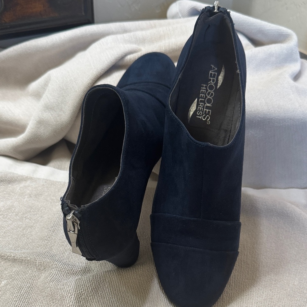 AEROSOLES Women's Elegant Black Ankle Booties - Picture 2 of 6